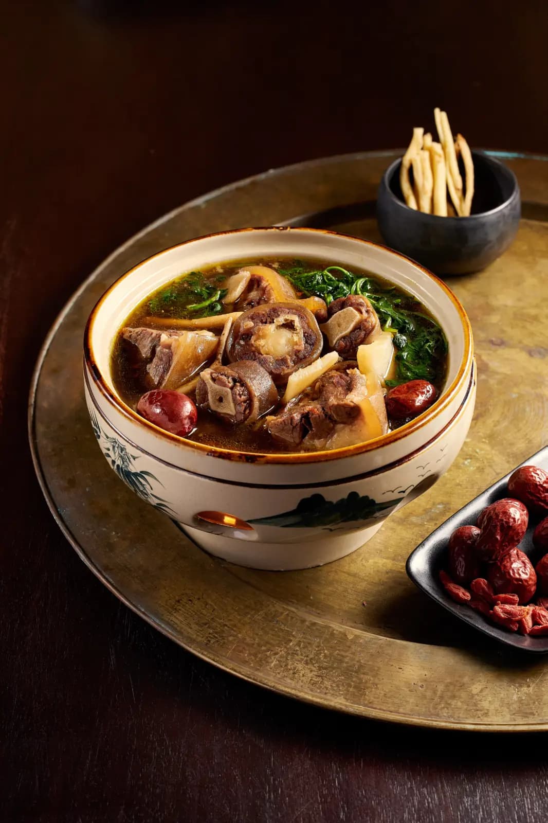 Đuôi bò om thuốc bắc
