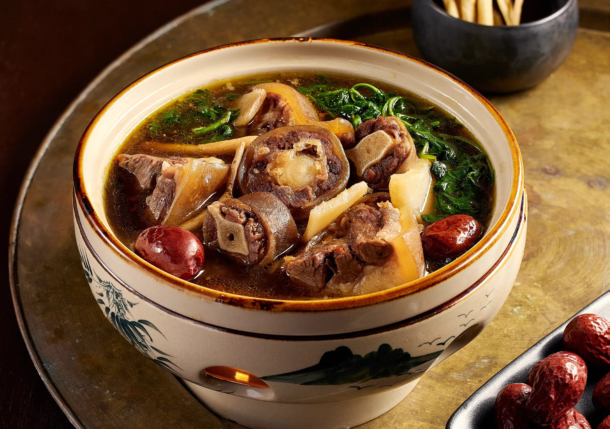 Đuôi bò om thuốc bắc